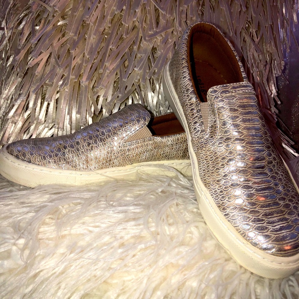 7.5 Silver snakeskin casual slides